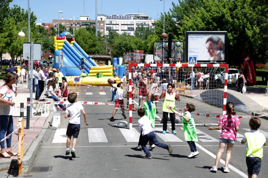 Niños jugando al balonmano