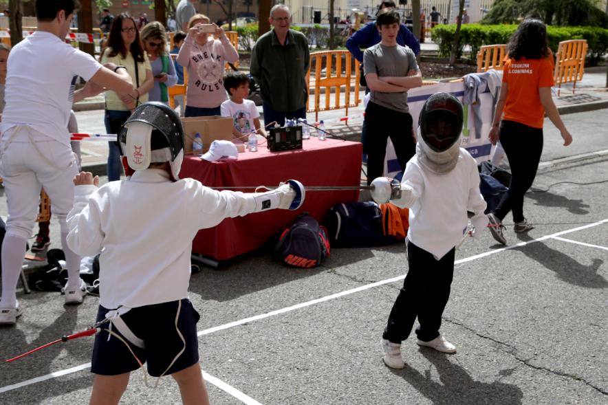 Niños practicando esgrima