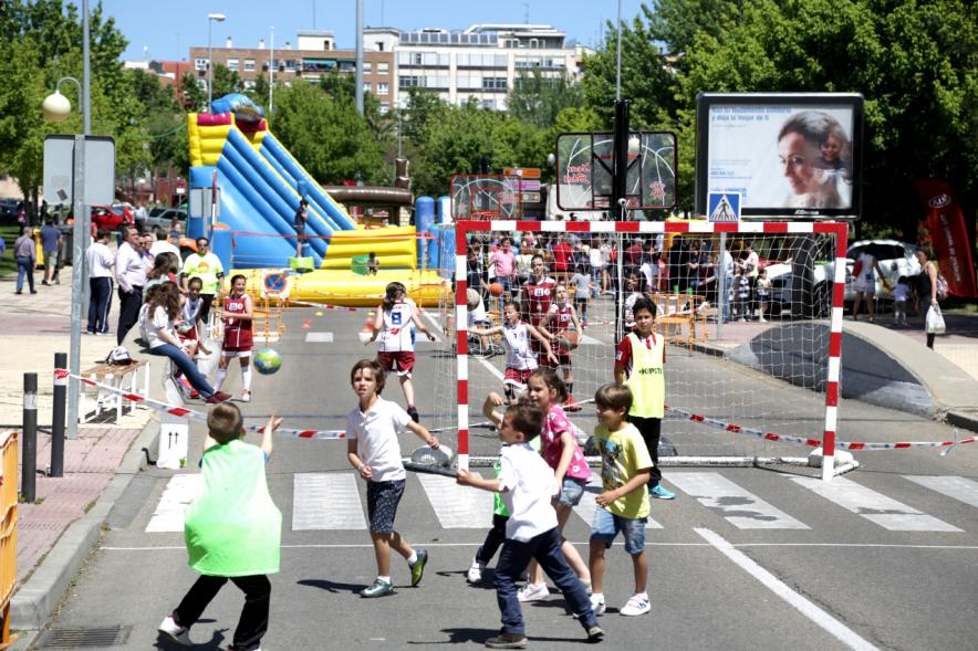 Niños jugando al balonmano