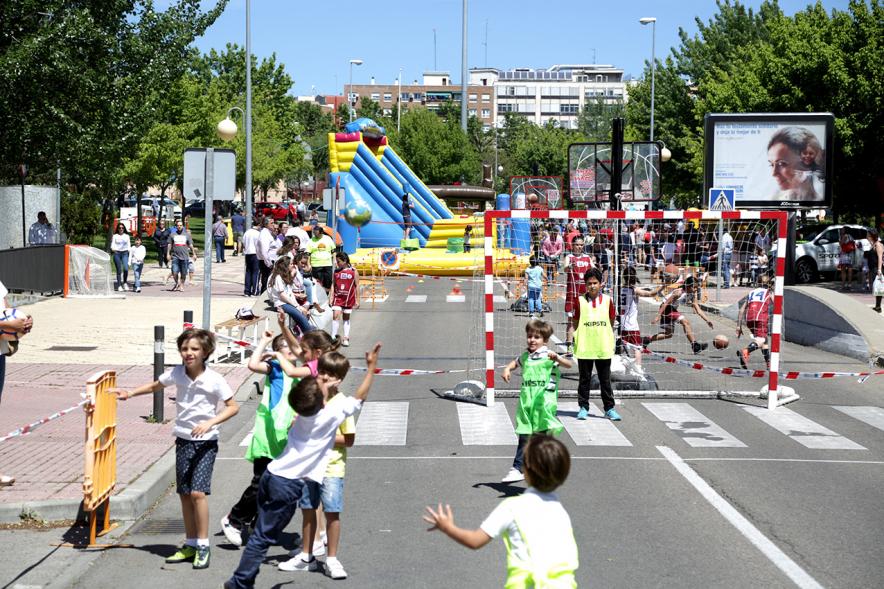 Niños jugando al balonmano