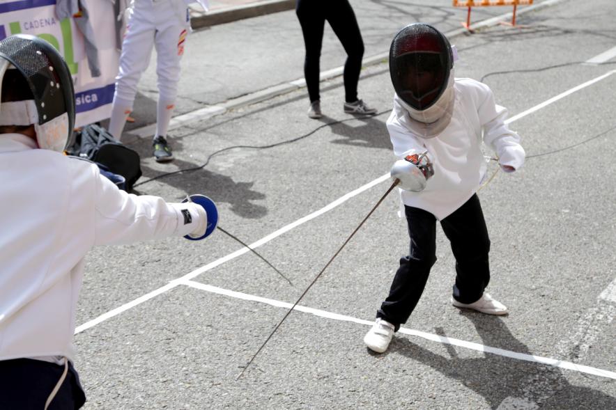 Niños practicando esgrima