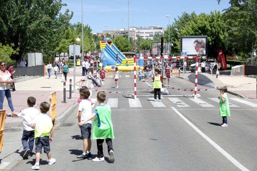 Niños jugando al balonmano