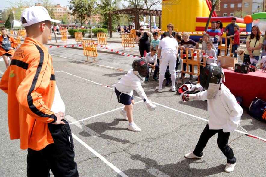 Niños practicando esgrima