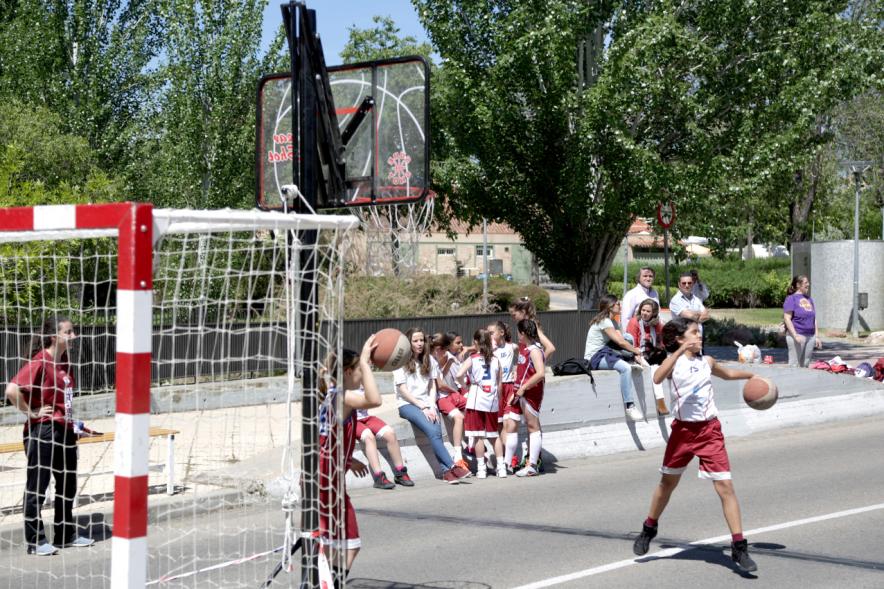 Chicas jugando al baloncesto