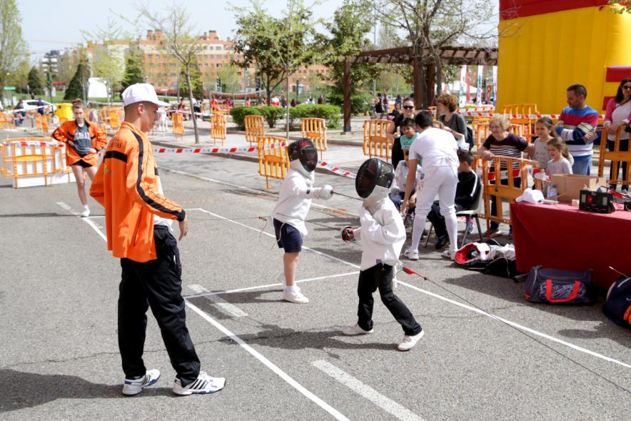 Niños practicando esgrima