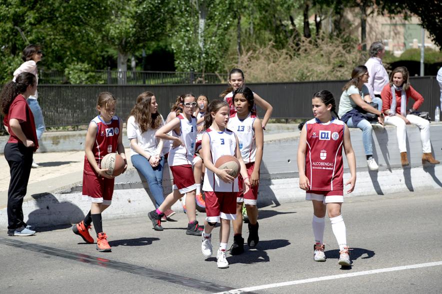 Niñas jugando baloncesto