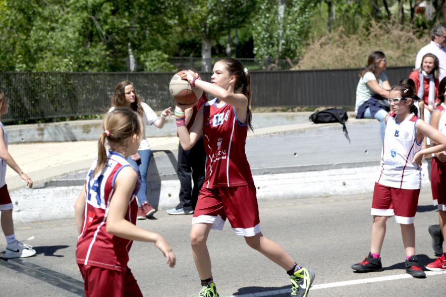 Niñas jugando baloncesto