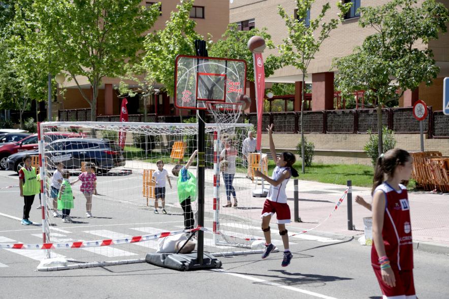 Jóvenes jugando al baloncesto