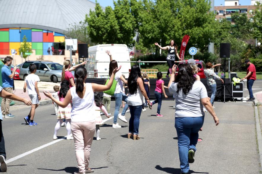 Asistentes bailando