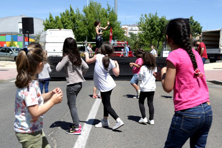 Chicas bailando durante el evento