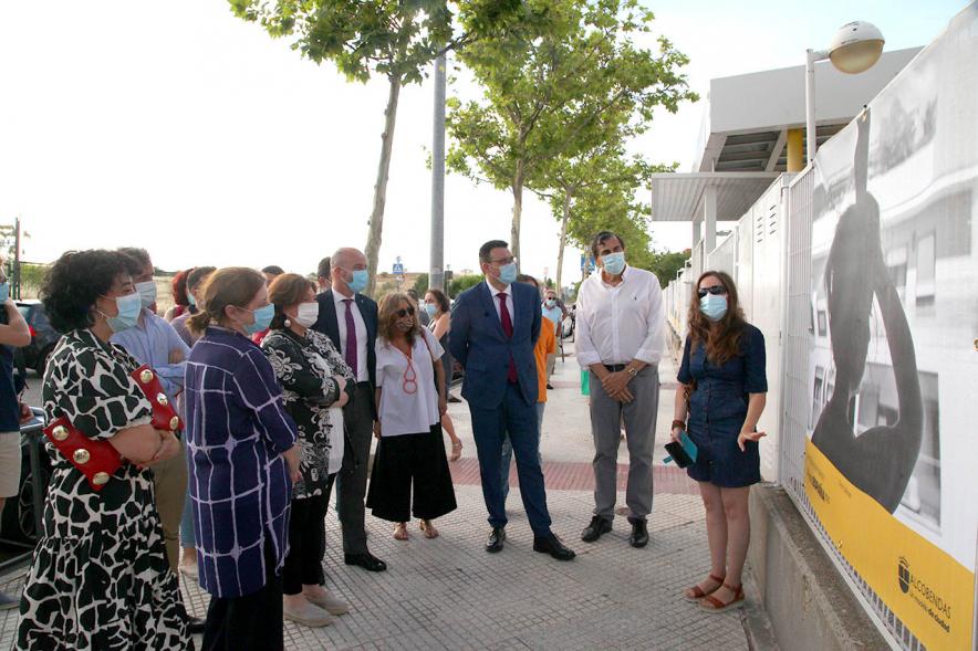 Autoridades y participantes mirando la exposición. Inauguración Exposición DesdemiBalcón de PHotoESPAÑA -2020