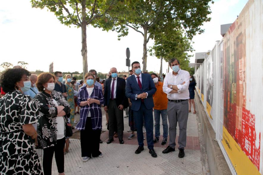 Autoridades y participantes mirando la exposición. Inauguración Exposición DesdemiBalcón de PHotoESPAÑA - 2020