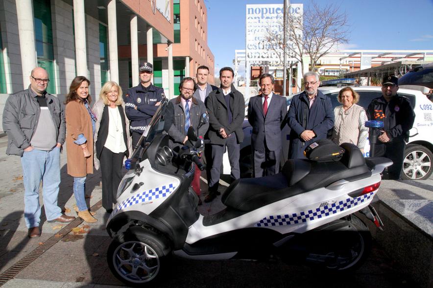 Presentación de los Nuevos Desfibriladores en la Plaza Mayor - Posado de la autoridades y los vehículos con el desfibrilador.