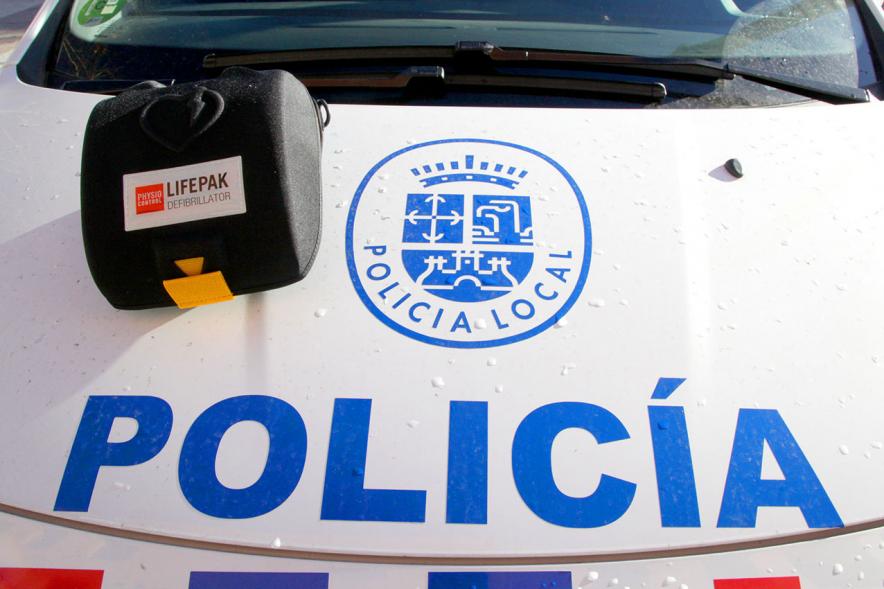 Presentación de los Nuevos Desfibriladores en la Plaza Mayor - El aparato  sobre un coche policial.