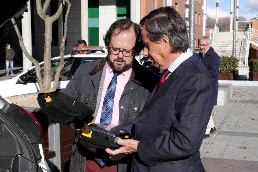 Presentación de los Nuevos Desfibriladores en la Plaza Mayor - Las autoridades  contemplan el aparato.
