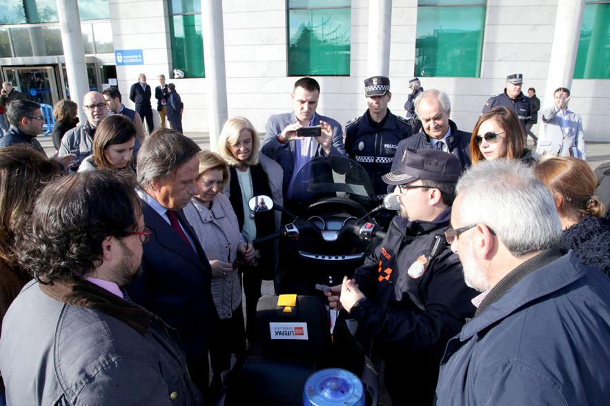 Presentación de los Nuevos Desfibriladores en la Plaza Mayor -Protección civil presentan el aparato.