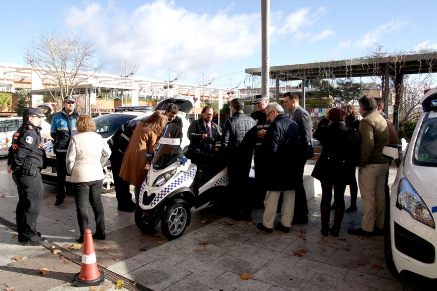 Presentación de los Nuevos Desfibriladores en la Plaza Mayor - Las autoridades  en torno a los desbibriladores.