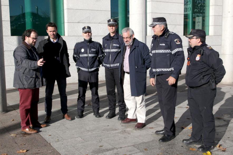 Presentación de los Nuevos Desfibriladores en la Plaza Mayor -  Imagen de  la policia y las autoridades.