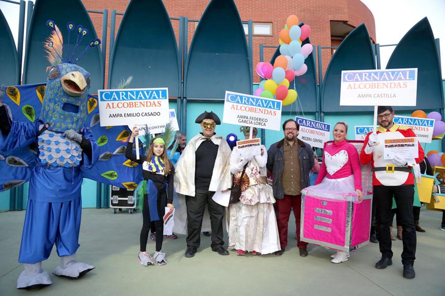 Desfile de Carnaval 2017 -Los  participantes con el concejal.