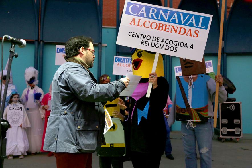 Desfile de Carnaval 2017 - El concejal con los disfrazados.