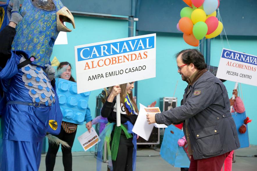 Desfile de Carnaval 2017 - El concejal con los disfrazados.