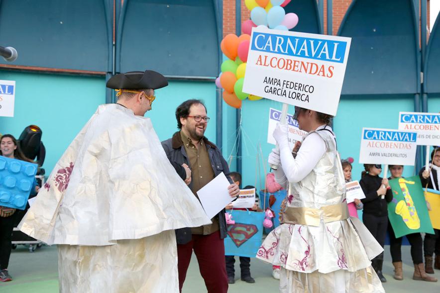 Desfile de Carnaval 2017 -  El concejal con los disfrazados.