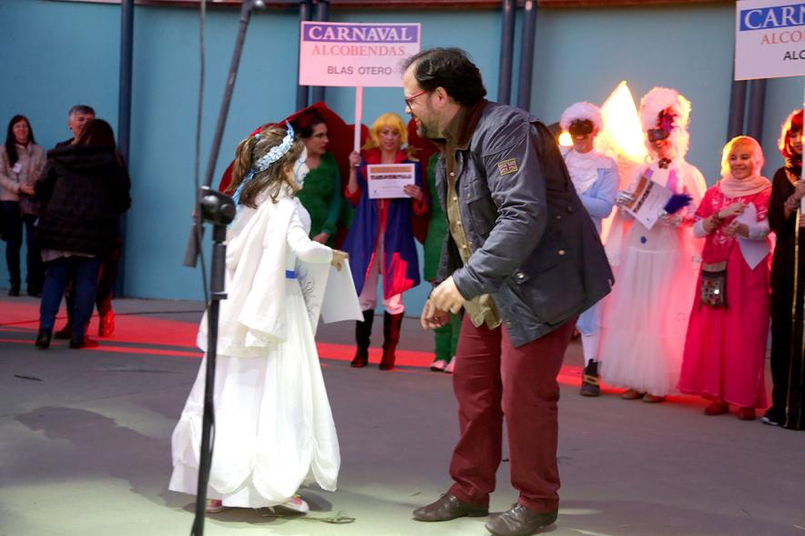 Desfile de Carnaval 2017 - El concejal con una niña disfrazada.