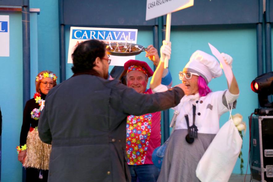 Desfile de Carnaval 2017 -  El concejal con los disfrazados.