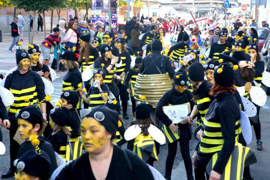 Desfile de Carnaval 2019 - Imagen de un momento del desfile donde estamos viendo al grupo del AMPA CEIP EMILIO CASADO disfrazados de avispas.