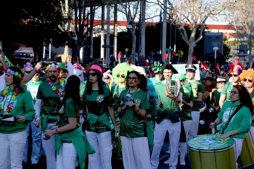 Desfile de Carnaval 2019 - Imagen de un momento de la actuación del grupo de samba y batucada que participa en el desfile.