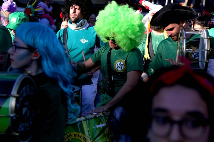 Desfile de Carnaval 2019 - Imagen de un momento de la actuación del grupo de samba y batucada que participa en el desfile.