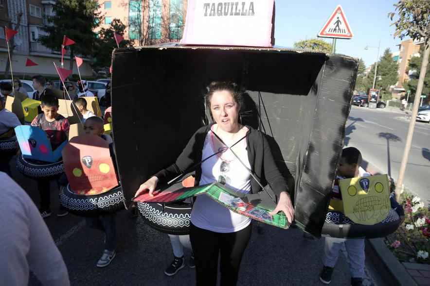 Desfile de Carnaval 2019 - Imagen de un momento del desfile donde estamos viendo al grupo del AMPA CEIP SEIS DE DICIEMBE ahora estamos viendo a la v persona que va disfrazada de taquilla de los autos de choque.