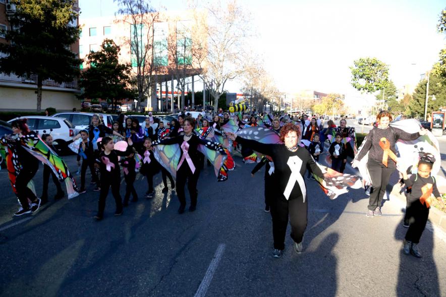 Desfile de Carnaval 2019 - Imagen de un momento del desfile donde estamos viendo un grupo de personas que va disfrazado de mariposas.
