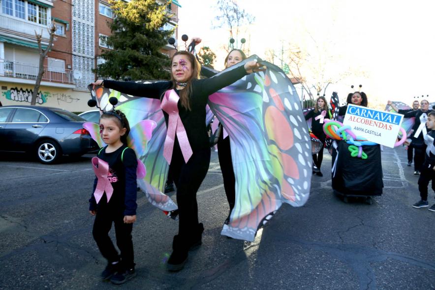 Desfile de Carnaval 2019 - Imagen de un momento del desfile donde estamos viendo al grupo del AMPA CEIP CASTILLA disfrazados de mariposas.