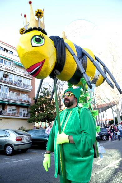 Desfile de Carnaval 2019 - Imagen de un momento del desfile donde estamos viendo al grupo del AMPA CEIP EMILIO CASADO disfrazados de avispas.