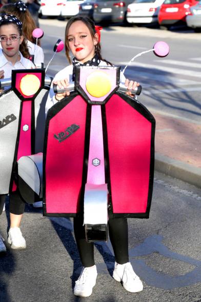 Desfile de Carnaval 2019 - Imagen de una chica que participa en el desfile que va de chica montada en una vespa.