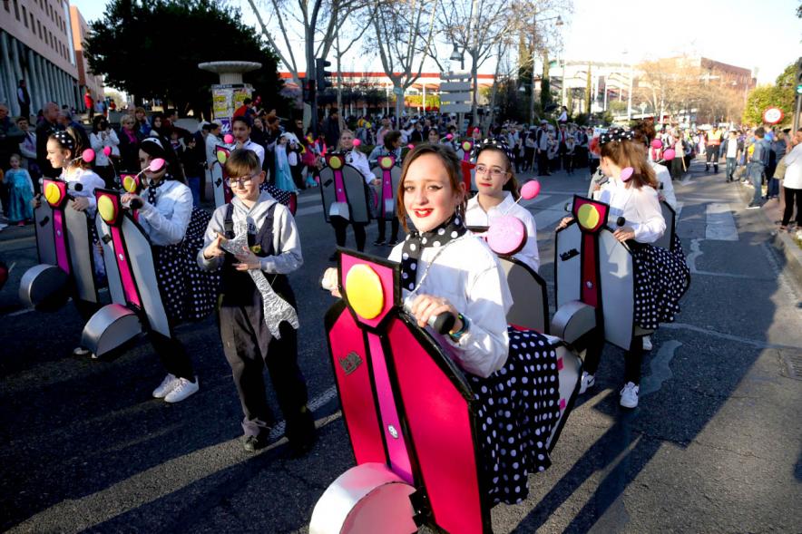 Desfile de Carnaval 2019 - Imagen de un momento del desfile donde estamos viendo un grupo de personas que va disfrazado de mariposas y los chicos de mecánicos.