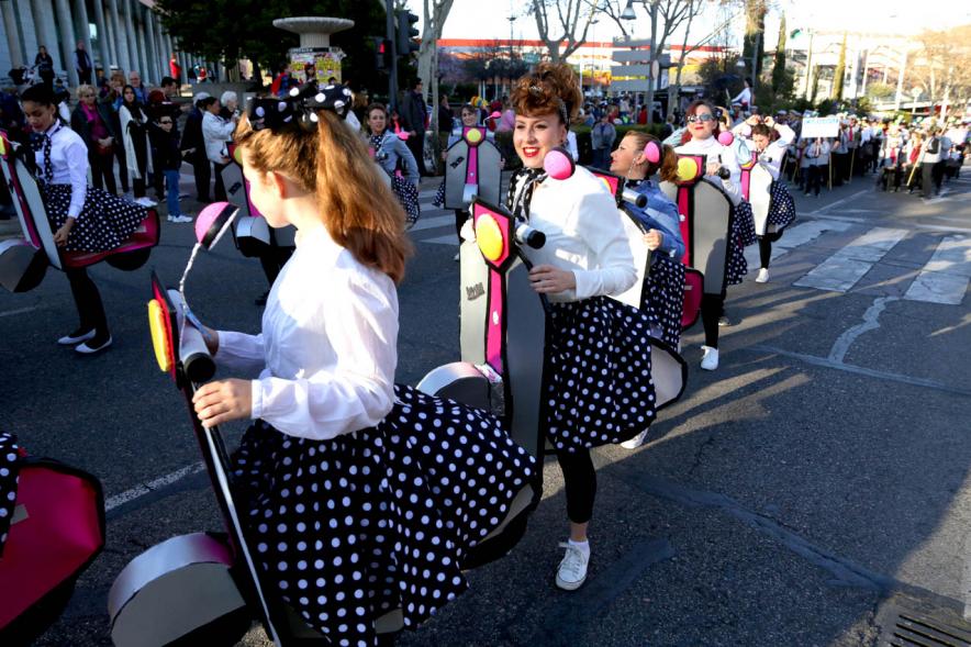 Desfile de Carnaval 2019 - Imagen de uno de los grupos participantes en el desfile de chicas montadas en una vespa.