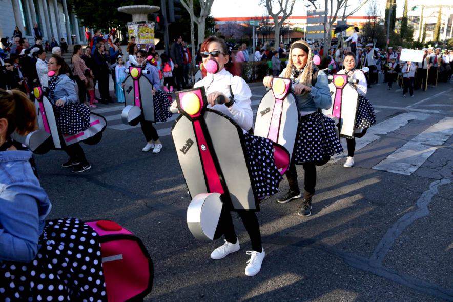 Desfile de Carnaval 2019 - Imagen de uno de los grupos participantes en el desfile de chicas montadas en una vespa.