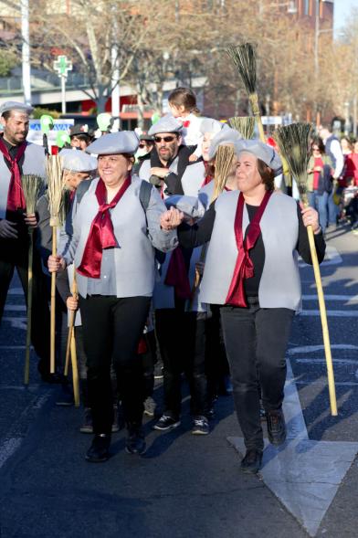 Desfile de Carnaval 2019 - Imagen de un momento del desfile donde estamos viendo al grupo del AMPA CEIP VALDEPALITOS disfrazados de deshollinadores.