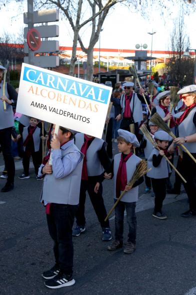 Desfile de Carnaval 2019 - Imagen de un momento del desfile donde estamos viendo al grupo del AMPA CEIP VALDEPALITOS disfrazados de deshollinadores..