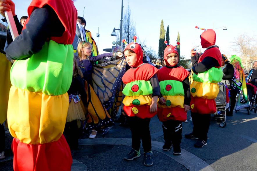 Desfile de Carnaval 2019 - Imagen de un momento del desfile donde estamos viendo un grupo de personas que van disfrazados de gusanos de colores.