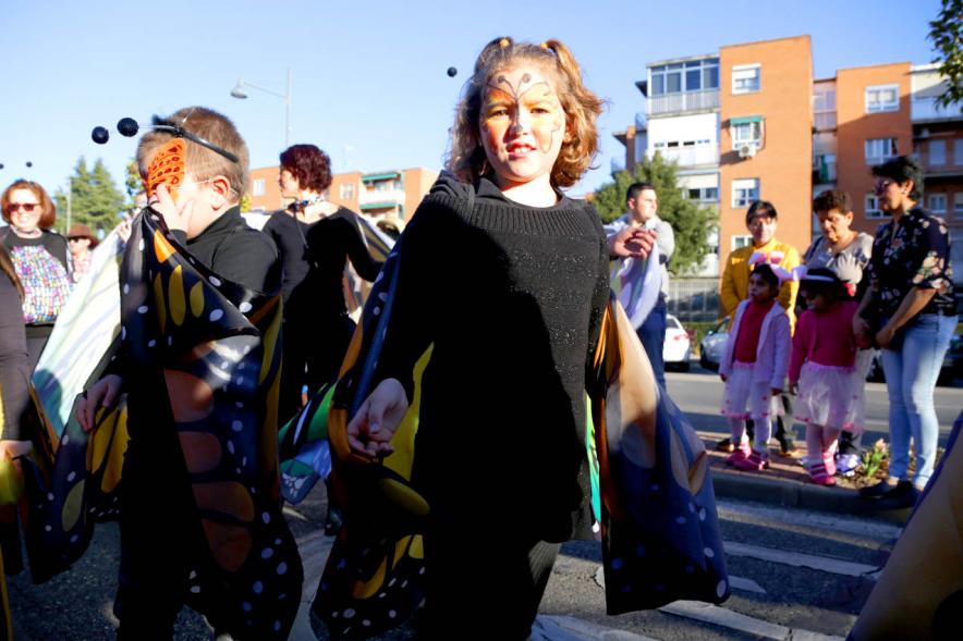 Desfile de Carnaval 2019 - Imagen de un momento del desfile donde estamos viendo un grupo de personas que va disfrazado de mariposas.
