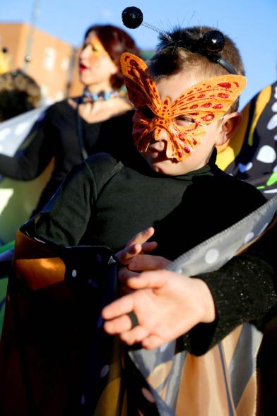 Desfile de Carnaval 2019 - Imagen de un niño que participa en el desfile que va disfrazado de mariposa.