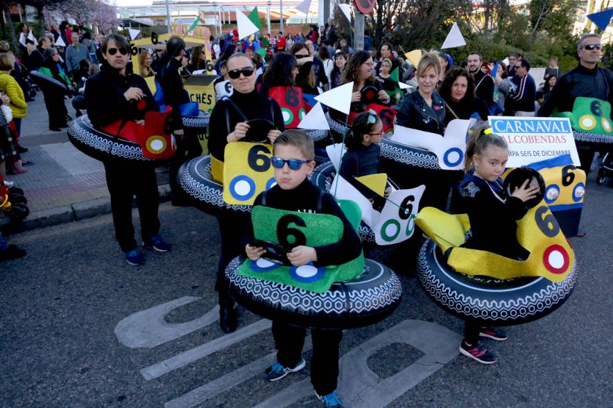 Desfile de Carnaval 2019 - Imagen de un momento del desfile donde estamos viendo al grupo del AMPA CEIP SEIS DE DICIEMBE disfrazados montados en un auto de choque.