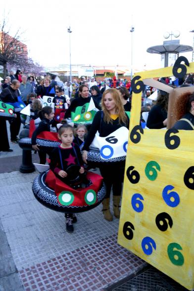 Desfile de Carnaval 2019 -Imagen de un momento del desfile donde estamos viendo al grupo del AMPA CEIP SEIS DE DICIEMBE disfrazados montados en en auto de choque.