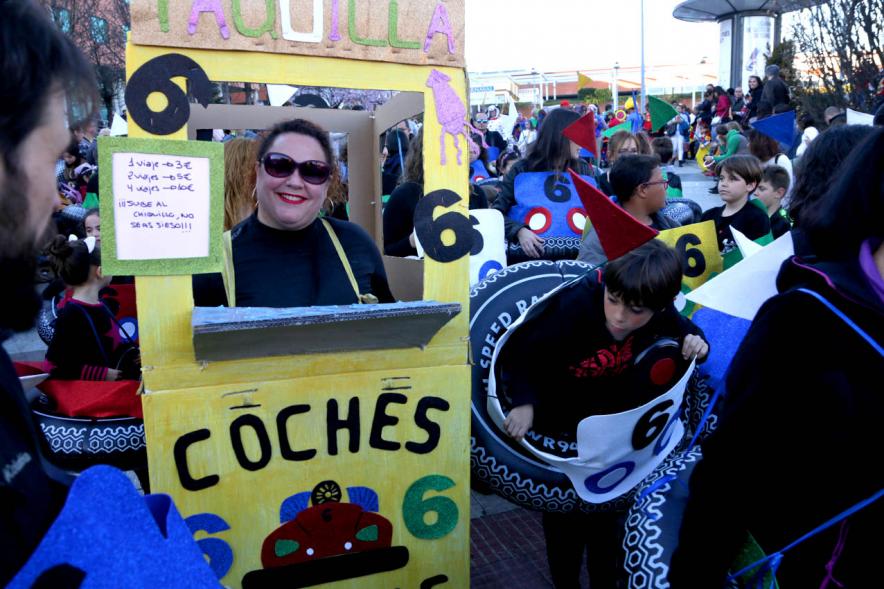 Desfile de Carnaval 2019 - Imagen de un momento del desfile donde estamos viendo al grupo del AMPA CEIP SEIS DE DICIEMBE disfrazados montados en en auto de choque.