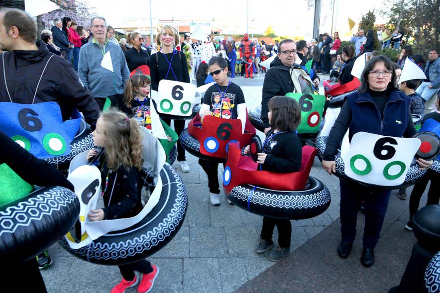 Desfile de Carnaval 2019 - Imagen de un momento del desfile donde estamos viendo al grupo del AMPA CEIP SEIS DE DICIEMBE disfrazados montados en en auto de choque.