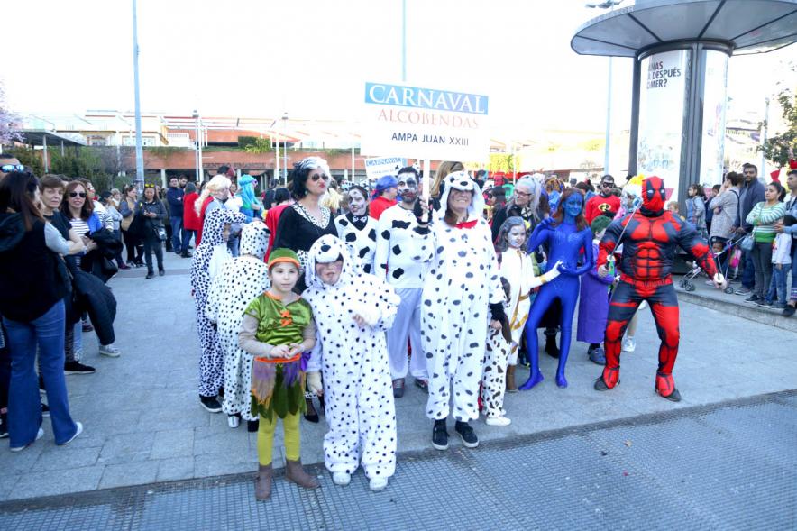 Desfile de Carnaval 2019 - Imagen de un momento del desfile donde estamos viendo al grupo del AMPA AMPA JUAN XXIII disfrazados de dálmatas.