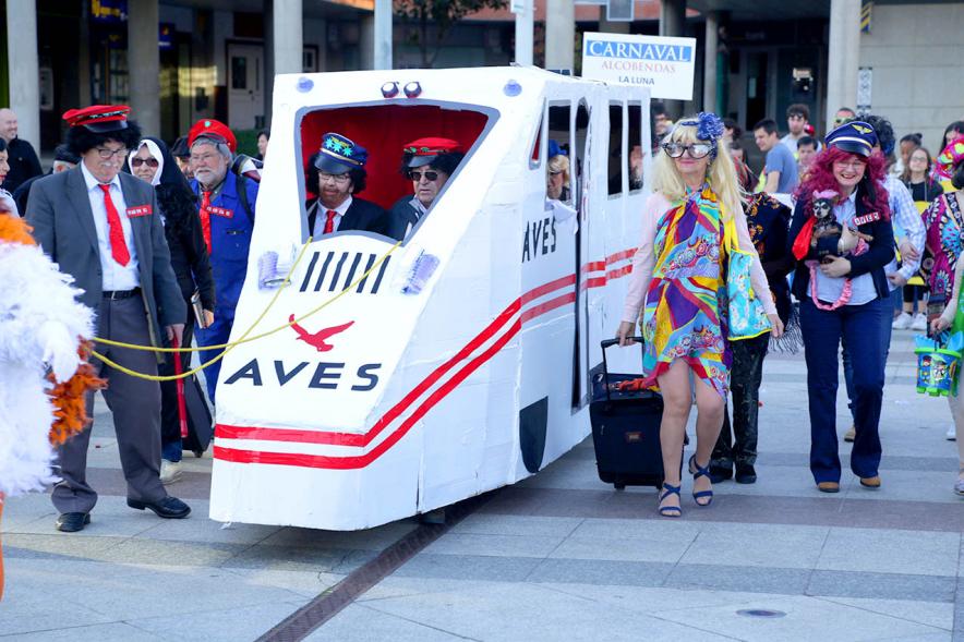 Desfile de Carnaval 2019 - Imagen de un momento del desfile donde estamos viendo al grupo del COLECTIVO LA LUNA disfrazados de turistas que van en tren.